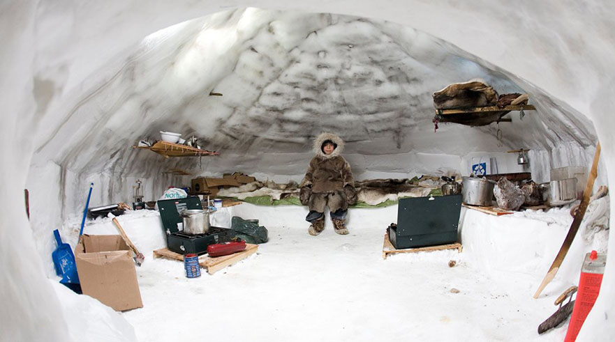 interior iglú con esquimal